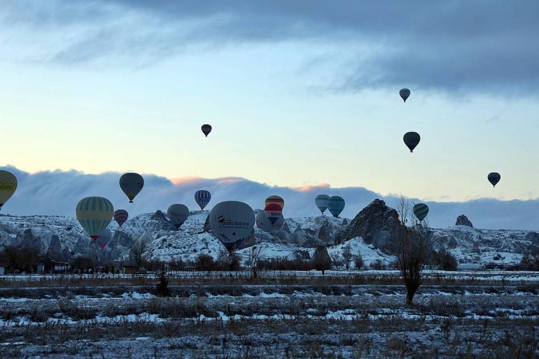 Beyaza bürünen Kapadokya büyüledi! Şehrin ışıkları geceyi aydınlattı 16